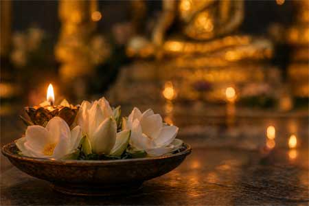 Generosidad y Luz Ofrendas de flores y luz en Vesak